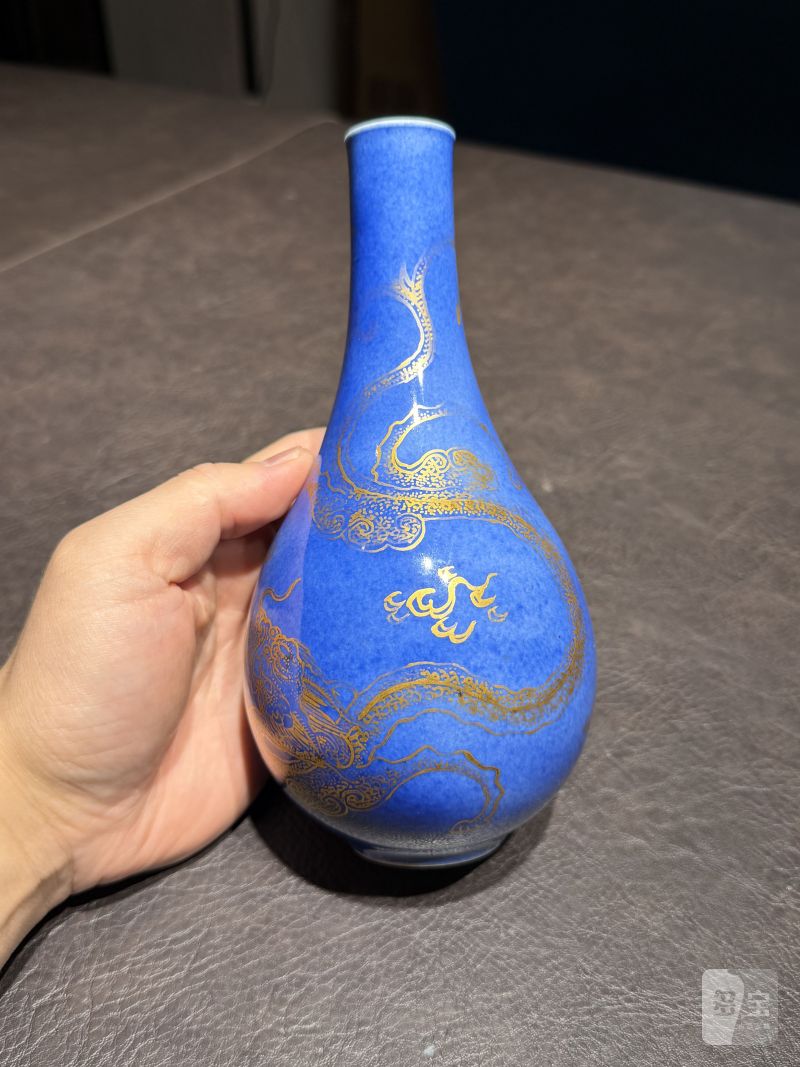清康熙 洒蓝釉描金香草龙胆瓶 - 图6
